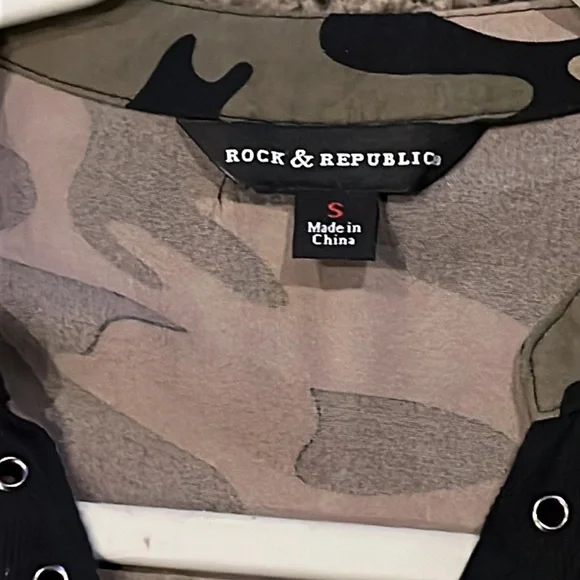 Rock & Republic Women Green Camo Lace up Pullover Shirt size Small - Picture 3 of 8